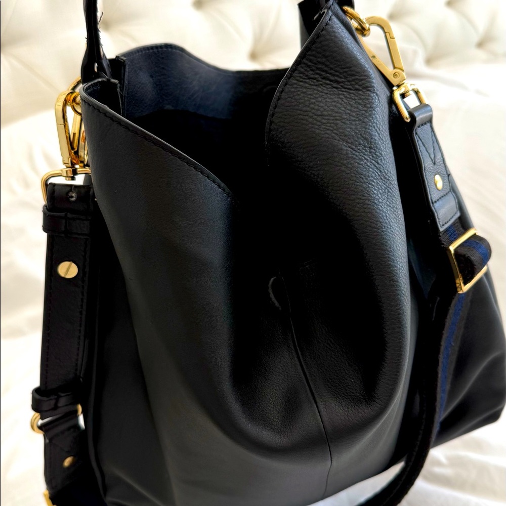 Black hobo bag from Novita in soft leather. Shoulder and crossbody bag.